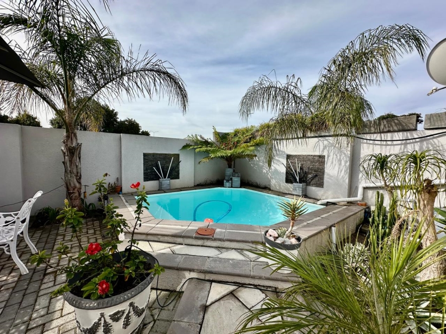 5 Bedroom Property for Sale in Loucharmante Western Cape